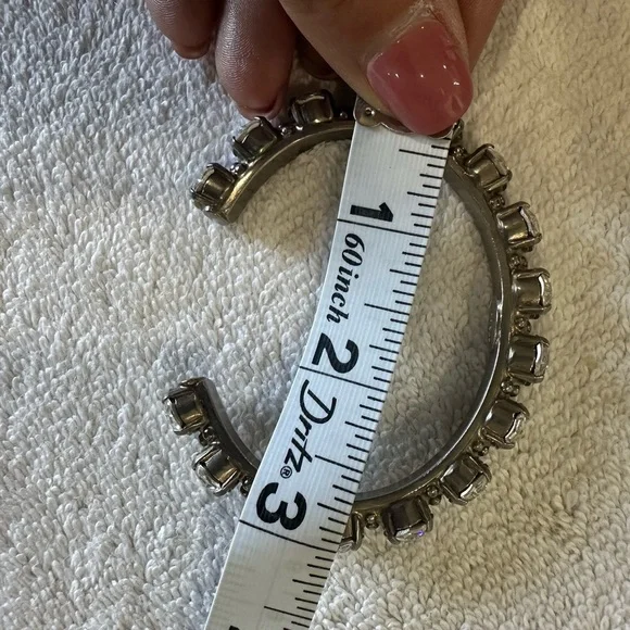NWOT💎Women’s Riveting Romance Swarovski 16 Crystal Bangle Bracelet. - Picture 5 of 9